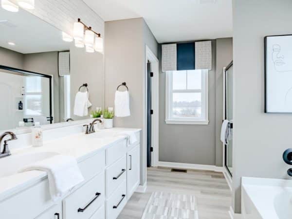 heron-manor_greenbriar_owners-bath_interior_01